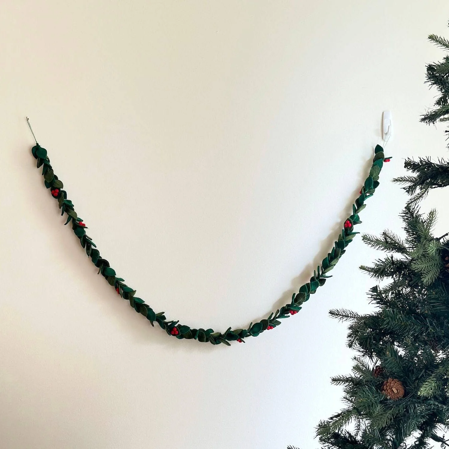 Holly & Berries Garland - Image 2