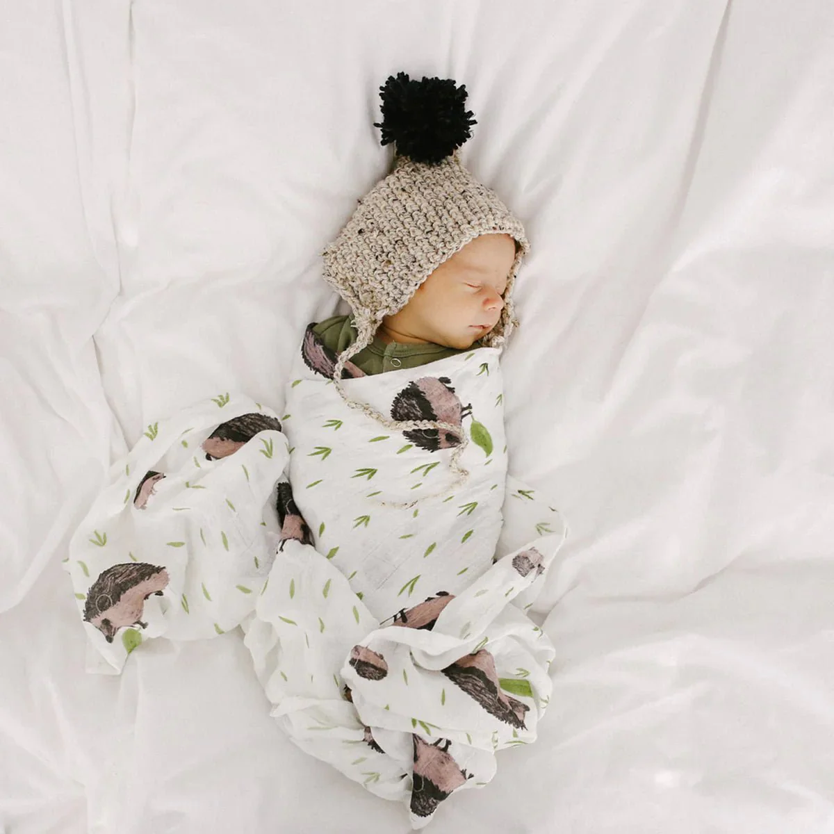 Deluxe Muslin Swaddle 2 Pack: Charcoal + Hedgehog - Image 2