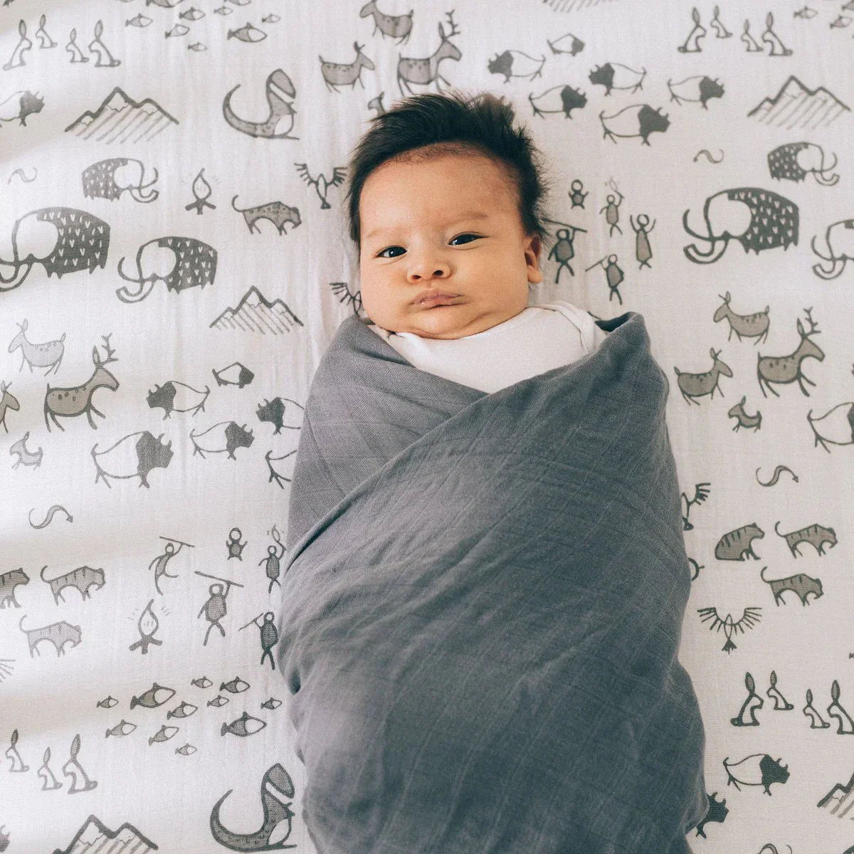 Deluxe Muslin Swaddle 2 Pack: Charcoal + Hedgehog - Image 4