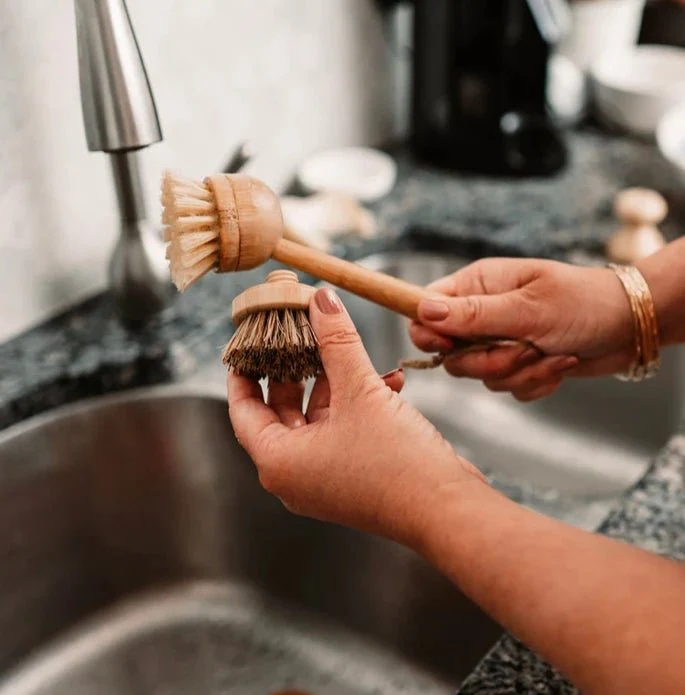 Pot Scrubber w/ Replaceable Palm Fiber Head - Image 4