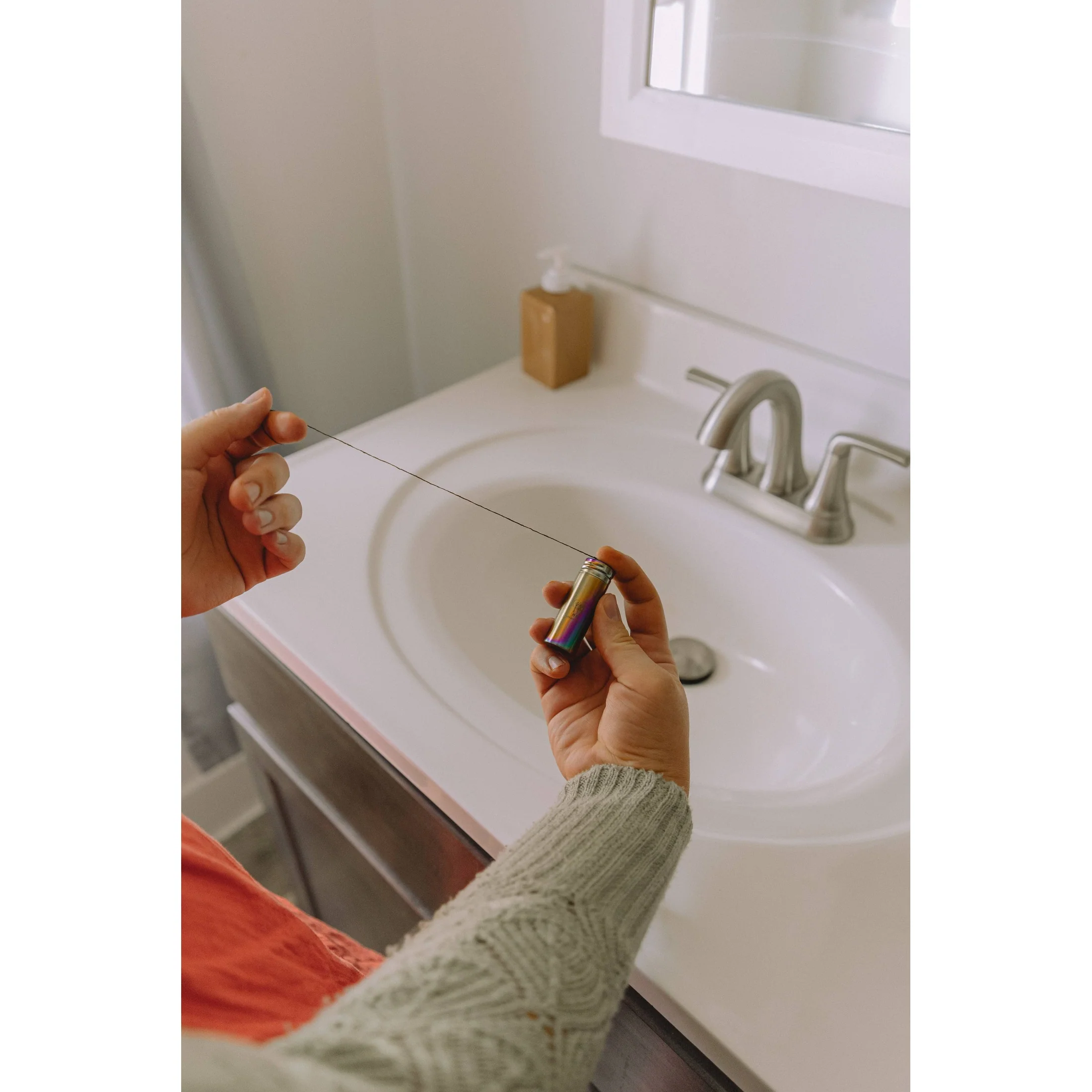 Vegan Biodegradable Charcoal Dental Floss - Stainless Steel Case - Image 3